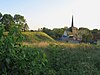 Maisnières kirke ved foten av motte 1.jpg