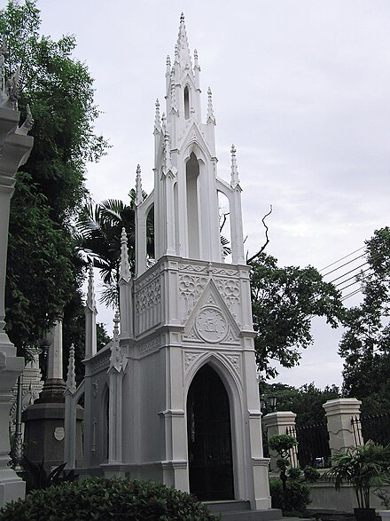 Chao Chom Manda Nueang Monument Mausoleum of Rangsit.jpg