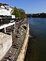 Menschen am Rheinufer in Basel