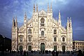 อาสนวิหารมิลาน (Cathedral of Milan) ด้านหน้าแบบกอธิคมีประตูหน้าห้าประตู