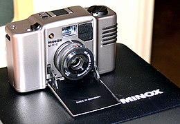 Minox MDC Minoxar 35mm/2.8, lents Tessar d'angle ample.