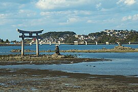 Torii und Mijima-Schrein (rechts)