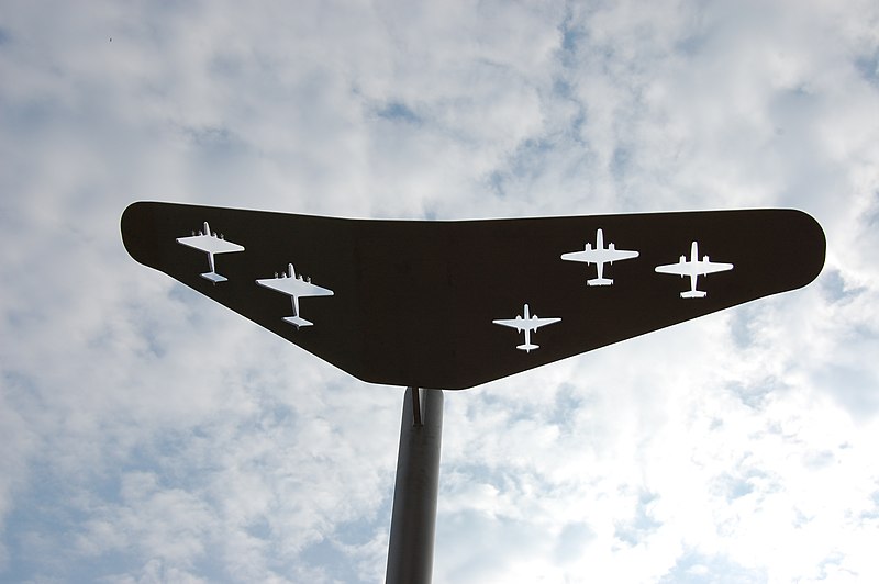 File:Monument aan de Parkweg boven plaquette.JPG