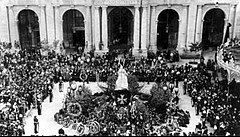 Mourning of Queen Victoria at her statue in Piazza Tesoreria, Valletta, Aug 1901 (2).jpg