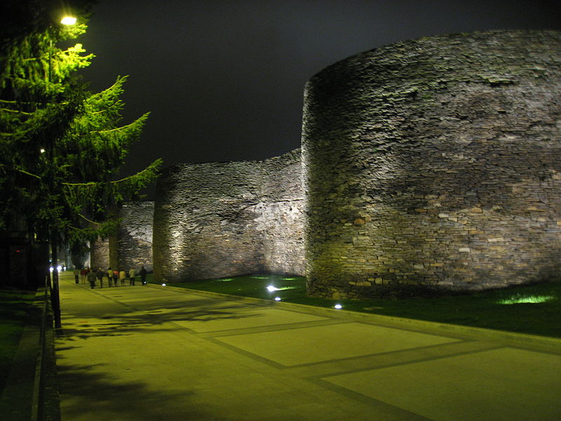 File:Muralla de Lugo Iluminada.JPG