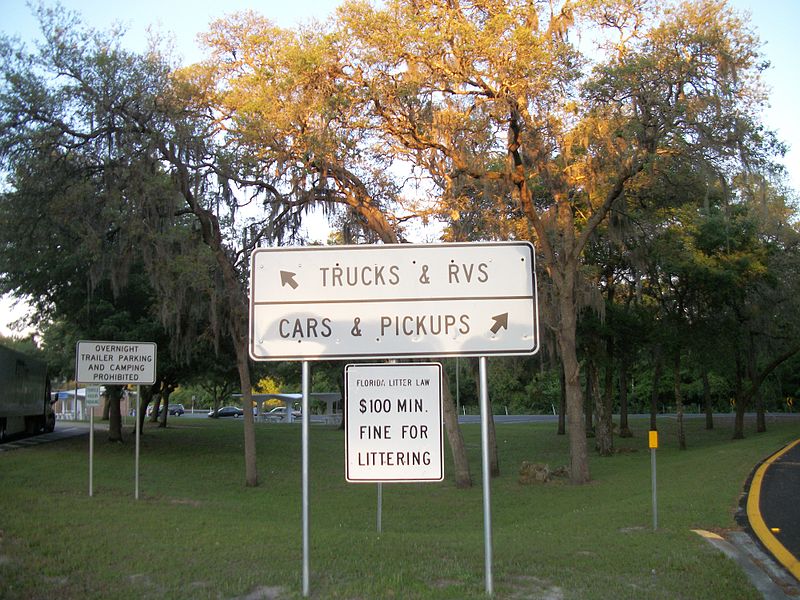 File:NB I-75 Rest Area; Cars vs Trucks.JPG