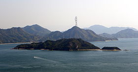 Vue de l'île depuis Kurotaki-yama. Le pylône de droite est le plus haut du Japon, avec 226 m.