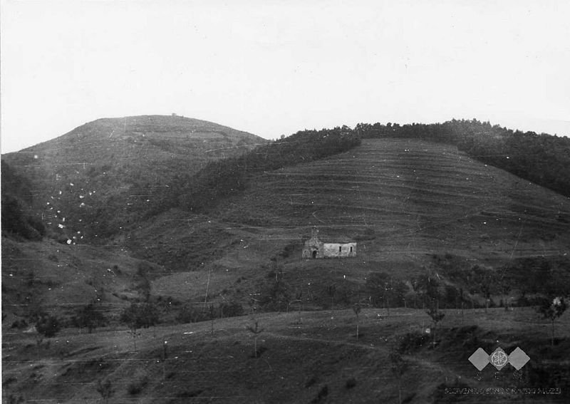 File:Opuščene vinogradniške terase nekdanje dominikalne zemlje gradu Odulno. V ozadju na levi hrib in cerkev nad Gradiščico 1955.jpg