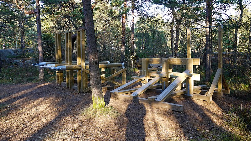 File:Outdoor exercise equipment at Haukilahti jogging track, Espoo (October 2014).jpg