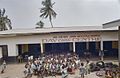 Overzicht schoolgebouw met kinderen - Elmina - 20375109 - RCE.jpg