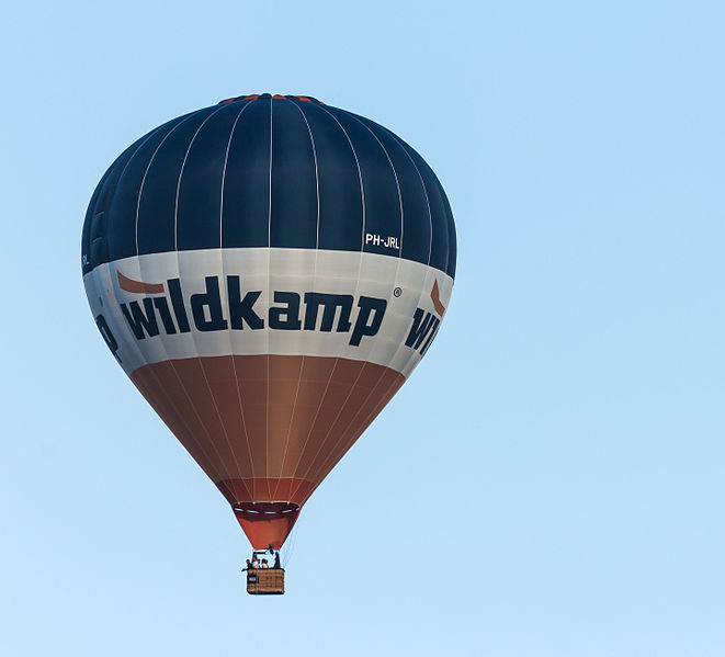 File:PH-JRL ballon op de Jaarlijkse Friese ballonfeesten in Joure 02.jpg