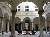 Palazzo piccolomini 03 cortile.jpg