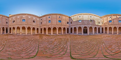 Panorama esférico do pátio do antigo Real Seminário dos Nobres em Calatayud, Espanha. O Seminário dos Nobres costumava ser uma instituição de ensino pouco antes da faculdade para nobres e burgueses. Existem apenas 6 deste tipo no mundo e este data de meados do século XVIII. Esta imagem é o resultado de 105 fotografias. (definição 18 105 × 9 053)