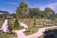 Bagatelles rožu dārzs ir vieta, kur katru gadu notiek starptautiskas jauno rožu šķirņu izstādes.