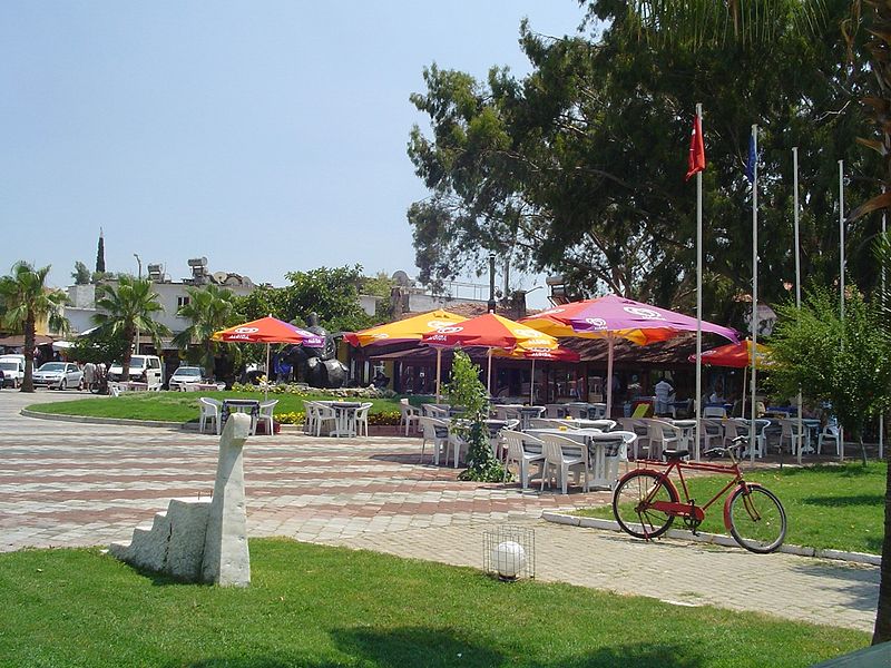 File:Park and cafés in Dalyan (2832507303).jpg