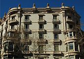 *1896-Passeig de Gràcia 131 (avui, Passeig de Gràcia 61). Bayera Vilaró (Cristina), propietària. Viu en la mateixa finca.*1898-Passeig de Gràcia 131. Vilumara (Ricart), propietari. Viu en el carrer Fontanella nº 7.**Iranzo Eiras (Ubaldo), arquitecte i mestre d'obres de l'Ajuntament de Barcelona. *1899-Passeig de Gràcia 131. Vilumara (Ricart), propietari. Viu al c. Fontanella 7.**Iranzo Eiras (Ubald), arquitecte i mestre d'obres. Cap del Servei de la Secció de Vialitat i Conduccions, en el 2º pis, 1ª porta.*1901-Passeig de Gràcia 61. Vilumara (Ricart), propietari. Viu a Fontanella 7.**Iranzo Eiras (Ubald), arquitecte i Cap del Servei de la Secció de Vialitat i Conducció.*1911-Passeig de Gràcia 61. Bosch Blat (Lluís C.), enginyer industrial, viu en el principal.**Campdera (Enric), enginyer industrial.**Iranzo Eiras (Ubald), arquitecte.**Salinas Arribillaga (Manuel), metge oculista.*1915-Passeig de Gràcia 61. Bosch Blat (Lluís), enginyer industrial, en el pis principal. **Continental SA, fàbrica de pneumàtics. Reinhard Ehlis, representant en la planta baixa.**