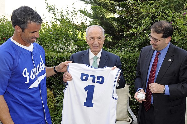 From left to right, former team manager Brad Ausmus, Shimon Peres, and Daniel B. Shapiro.