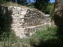 Vue d'un mur antique en cours de restauration.