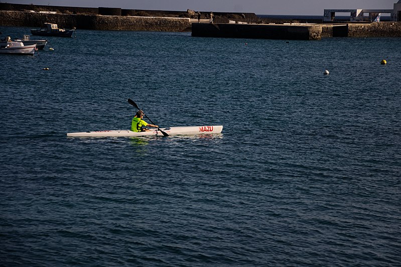 File:Piragüismo en Arrecife 01.jpg