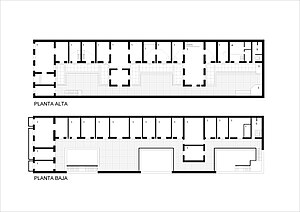 The floor plan is characterised by a narrow facade and a deep interior. Plantas Casa de los Ezeiza.jpg