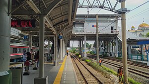 Platform 3 and 4 of Cakung Station.jpg