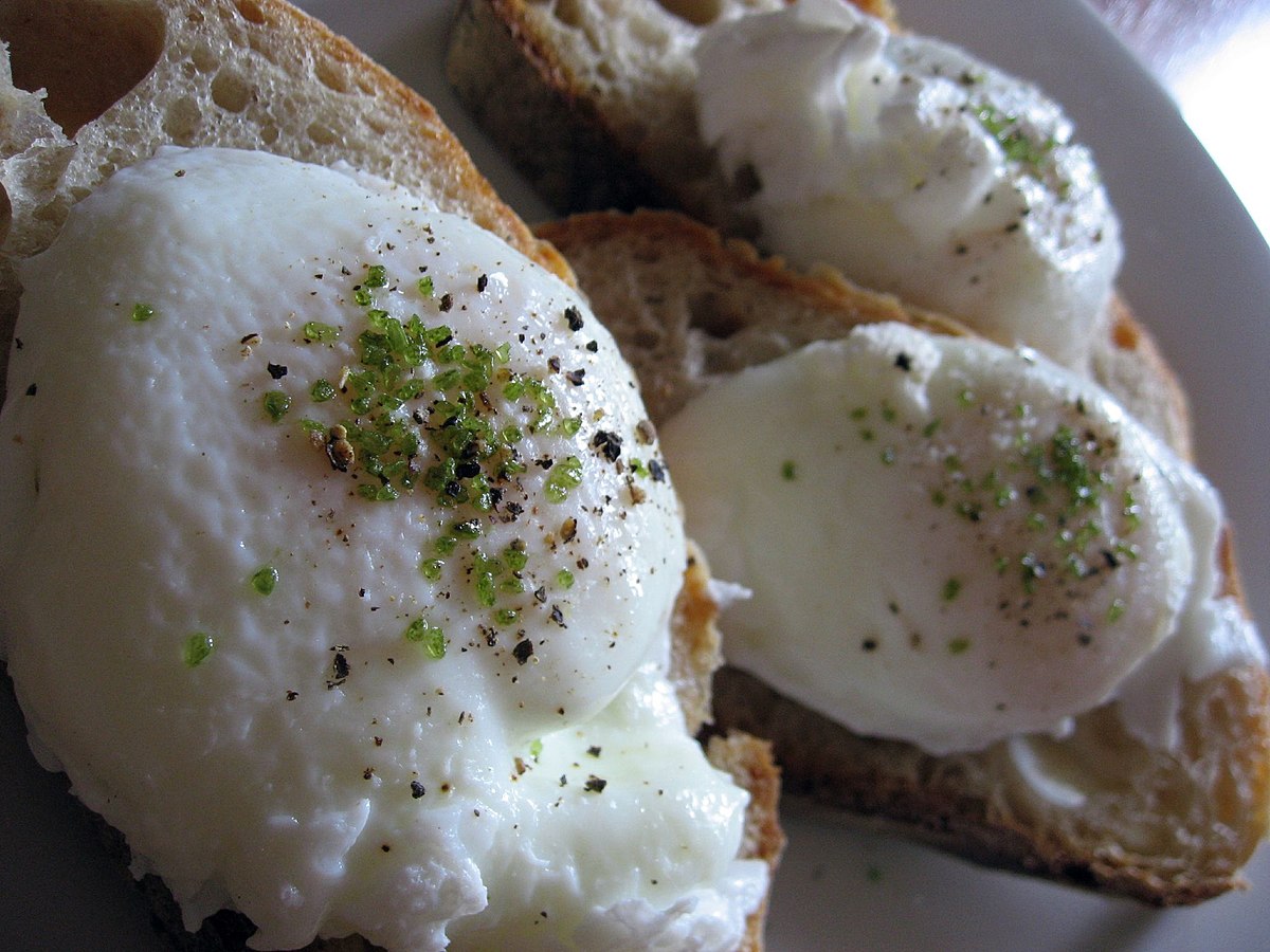 https://upload.wikimedia.org/wikipedia/commons/thumb/9/9d/Poached_eggs_with_moccha_salt.jpg/1200px-Poached_eggs_with_moccha_salt.jpg