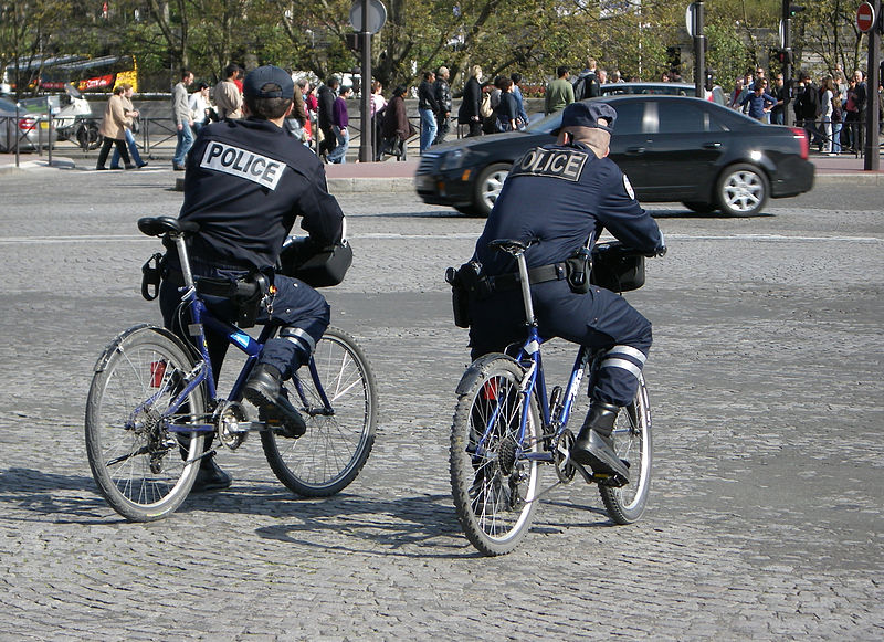 File:Policías en bici, Paris 2009.jpg