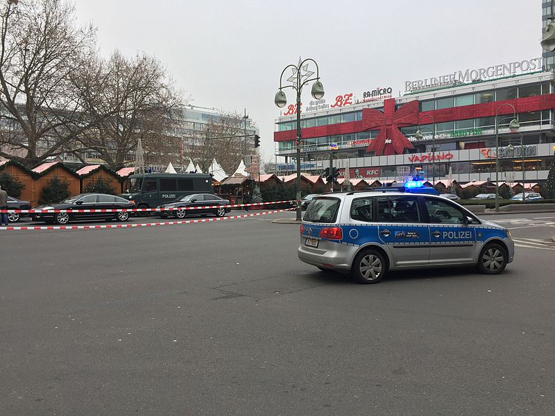 File:Police, médias et hommages au lendemain de l'attentat du marché de Noel de Berlin en 2016 10.jpg