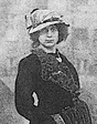 Gerda von Zobeltitz trägt einen hellen Hut und ein schwarzes Kleid mit Pelzbesatz. Sie blickt den Fotografen direkt an.