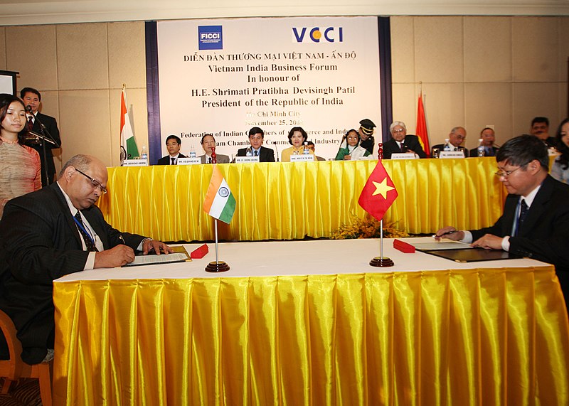 File:Pratibha Devisingh Patil witnessing the signing of MOU between the Indian Business Chamber in Vietnam and Vietnam Chamber of Commerce and Industry, Hichiminh city branch at Hochi Minh City Vietnam, on November 25, 2008.jpg