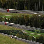 Ein Auto überholt einen langsamer fahrenden LKW auf einer Überholspur auf der Autobahn A2 in Slowenien