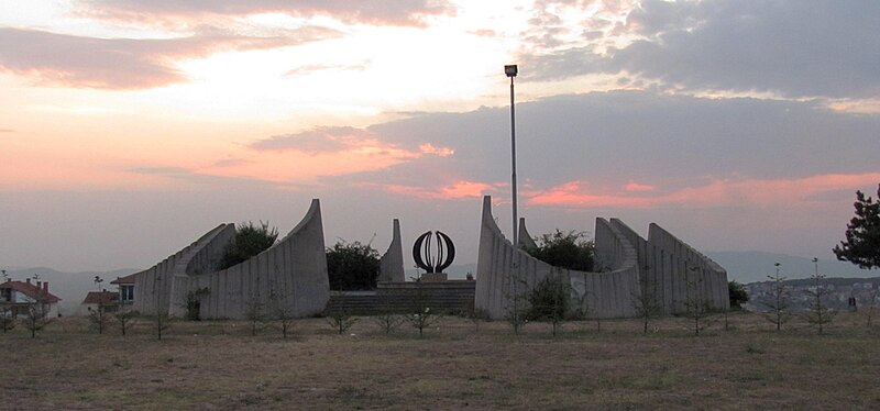 File:Pristina martyr monument.jpg