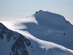 Punta Gnifetti vista dal Lyskamm occidentale (sulla cima la Capanna Regina Margherita)