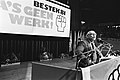 PvdA-protest tegen Bestek81 in AHOY Den Uyl tijdens toespraak (en protestbord, Bestanddeelnr 929-9244.jpg