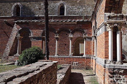 Abbazia di San Galgano, chiostro (Chiusdino), Siena, Toscana
