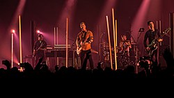 Queens of the Stone Age esiintymässä vuonna 2017. Vasemmalta oikealle: Dean Fertita, Josh Homme, Jon Theodore, Michael Schuman