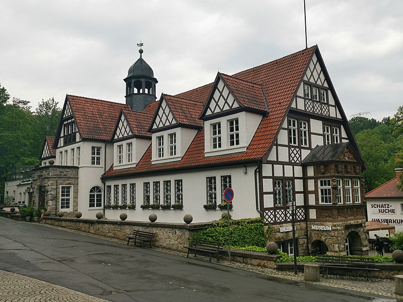 File:Quellenhaus feengrotten 2020-06-04.jpg