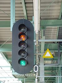 Vertical five-light signal, displaying yellow and green lights
