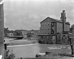 Reedsburg Woolen Mill from the Baraboo River. Reedsburg Woolen Mill 1921.jpg