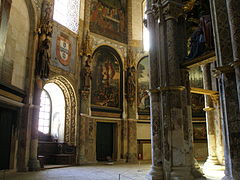 Iglesia ambulatoria con pinturas renacentistas.