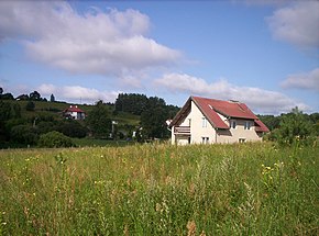 Вид на дома в деревне Русь