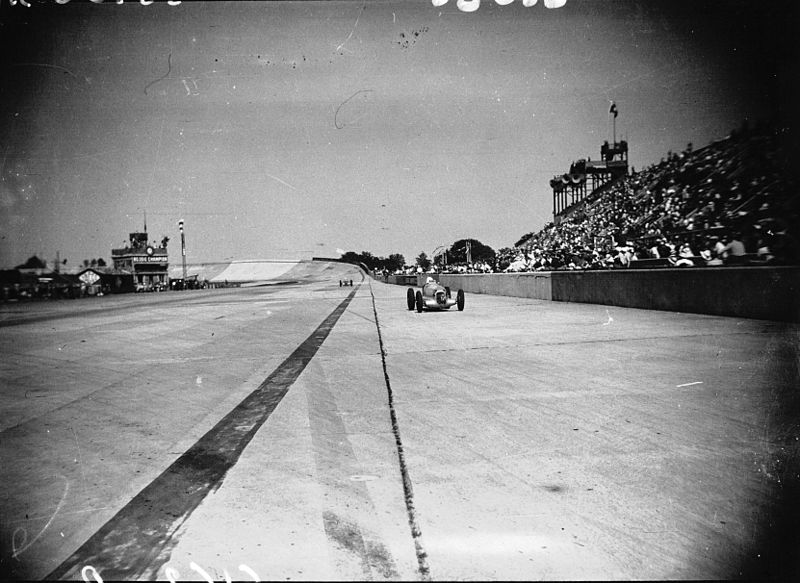 File:Rudolf Caracciola pitting at the 1935 French Grand Prix.jpg