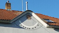 Čeština: Ssluneční hodiny v Lesní ulici v Rudolfově, okres České Budějovice, Jihočeský kraj. English: Sundial in Lesní street in Rudolfov, České Budějovice District, South Bohemian Region, Czechia.