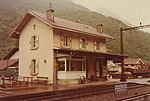 La gare en 1980. Au fond à droite, le bâtiment abritant les WC.