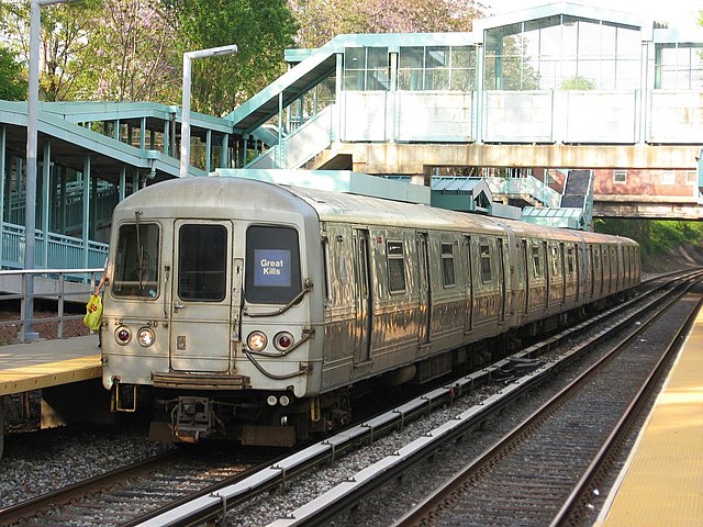 A Staten Island Railway train at Great Kills station in 2007