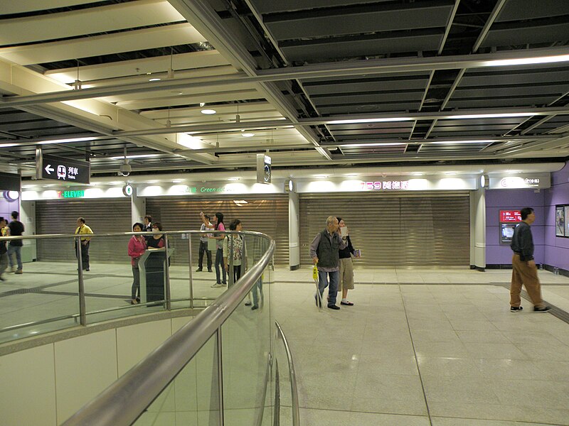 File:Sai Ying Pun Station concourse southwest shops.JPG