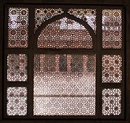 نافذة جالي مثقبة في مقبرة سالم تشاشتي في فاتحبور بالهند