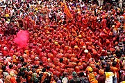 마투라의 크리슈나 사원에서 열린 홀리 축제에서 사람들에게 색소가 뿌려지고 있다.