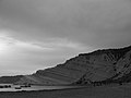 La Scala dei Turchi vista dalla spiaggia; foto in bianco e nero con condizioni meteorologiche avverse