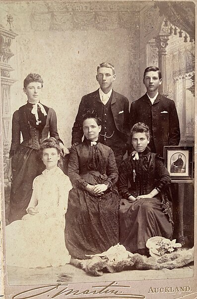 File:Schnackenberg With Children 1890.jpg